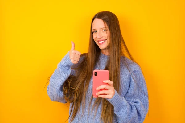 Portrét Mladé Ženy Pomocí Textování Chytrým Telefonem Šťastný Velkým Úsměvem — Stock fotografie