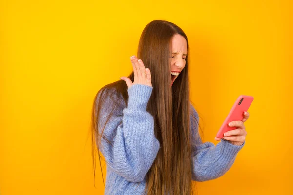 Naštvaná Mladá Žena Křičící Telefonu Hádající Zaměstnancem Problémy Práci — Stock fotografie