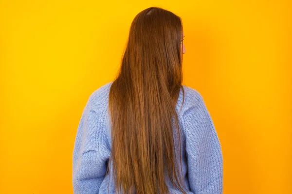 Back Side View Young Woman Studio Shoot — Stock Photo, Image