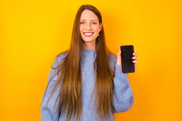 Usmívající Mladá Žena Podržte Mobilní Telefon Prázdnou Obrazovkou — Stock fotografie