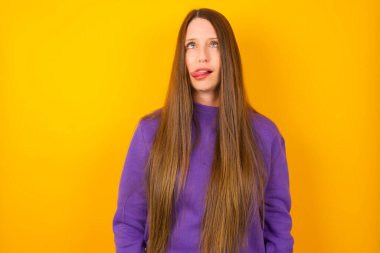 Komik genç kadın yüzünü buruşturur ve şaşı yapar. Aptal rolü yapar..