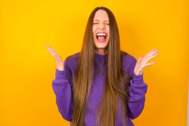 Çılgın öfkeli genç kadın yüksek sesle bağırıyor ve öfkeyle el kol hareketi yapıyor. Olumsuz insani duygular kavramı