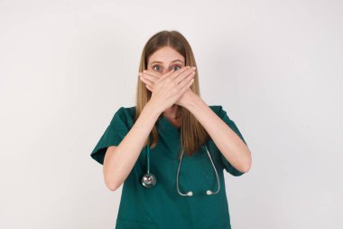Genç ve güzel hemşire yüzünü kapatıyor.