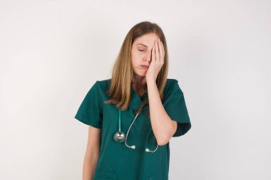 Yorgun, genç ve güzel hemşire yüzünü kapatıyor