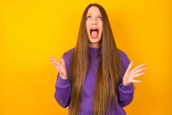 Mujer Joven Temblando Congelándose Para Frío Invierno Con Expresión Triste — Foto de Stock