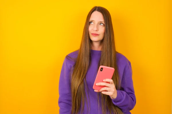 Mladá Žena Drží Mobilní Telefon Používá Vysokorychlostní Internet Sociální Sítě — Stock fotografie