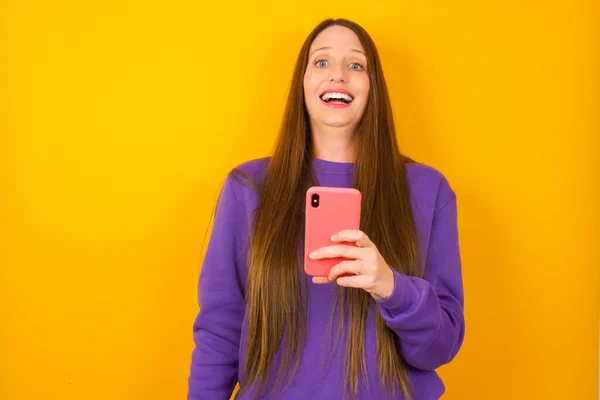 Mladá Žena Drží Mobilní Telefon Rukou Raduje Pozitivních Zpráv Používá — Stock fotografie