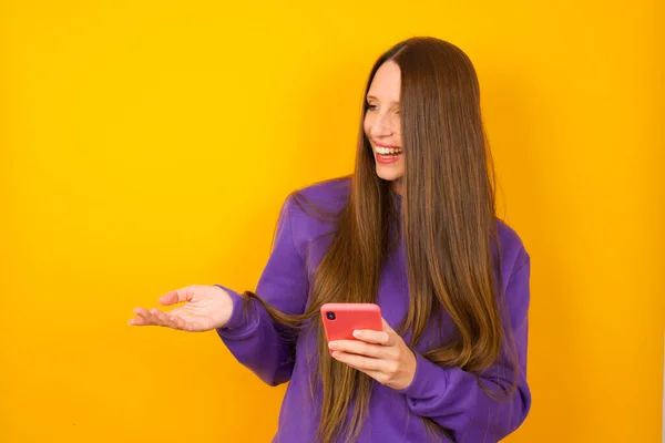 Feliz Joven Complacida Sostiene Teléfono Celular Utiliza Internet Alta Velocidad —  Fotos de Stock