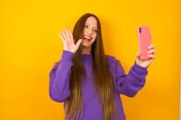 Mujer Joven Sostiene Teléfono Móvil Moderno Hace Que Las Ondas —  Fotos de Stock