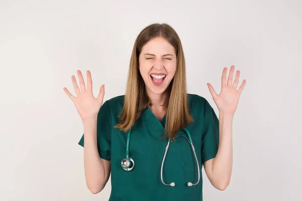 Sorprendido Joven Caucásico Mujer Médico Blanco Fondo —  Fotos de Stock