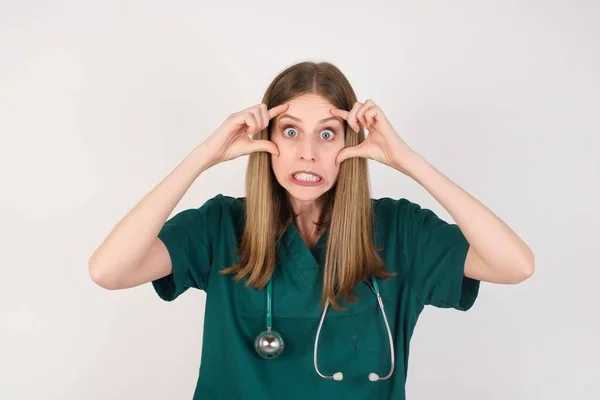 Joven Doctora Manteniendo Los Ojos Abiertos Para Encontrar Una Oportunidad — Foto de Stock