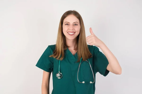 Jovem Enfermeira Caucasiana Mostrando Polegar Para Cima — Fotografia de Stock