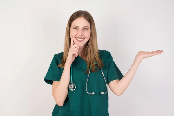 Uśmiechnięta Młoda Lekarka Trzymająca Otwartą Dłoń — Zdjęcie stockowe