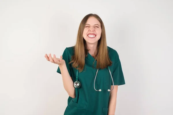 Χαρούμενη Νεαρή Όμορφη Νοσοκόμα Ποζάρουν Στο Φως Φόντο — Φωτογραφία Αρχείου