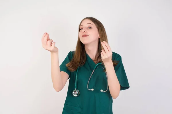 Νεαρή Όμορφη Νοσοκόμα Κάνει Ιταλική Χειρονομία Χέρι Και Δάχτυλα Αυτοπεποίθηση — Φωτογραφία Αρχείου