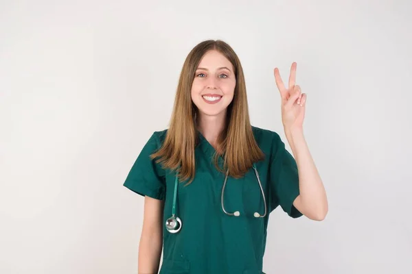 Νεαρή Λευκή Νοσοκόμα Γυναίκα Απομονωμένη Λευκό Φόντο Που Δείχνει Σύμβολο — Φωτογραφία Αρχείου