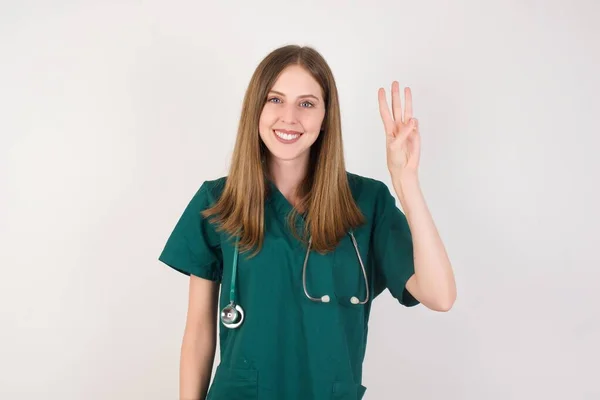 Νέα Όμορφη Νοσοκόμα Δείχνει Αριθμούς Σου Δάχτυλα — Φωτογραφία Αρχείου