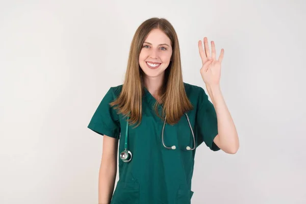 4番の指を持つ若い白人看護師の女性は — ストック写真