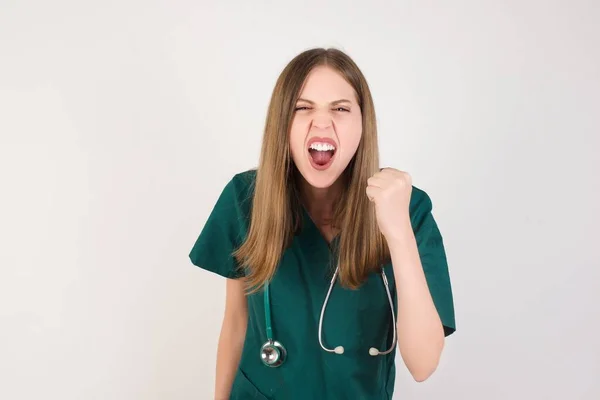 Joven Bastante Caucásico Mujer Sintiéndose Sorprendido Frustrado Enojado Gritando Gritando — Foto de Stock