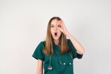  Genç bayan doktor el hareketleriyle, gözleriyle parmaklarından bakıyor. 