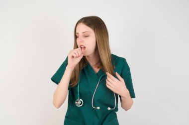  Genç bayan doktor kendini iyi hissetmiyor ve soğuk algınlığı veya bronşitin belirtisi olarak öksürüyor. Sağlık hizmetleri kavramı.