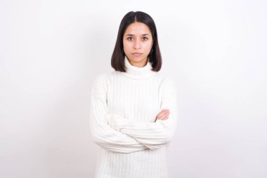 Ciddi, düşünceli genç bir kadın havalı, kendine güvenen bir girişimci gibi hisseder..