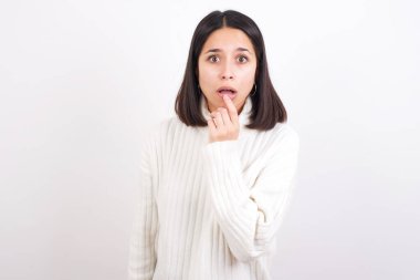 Şaşırmış genç bir kadın şaşkınlıkla ağzını açar ve ani haberlere tepki verir..