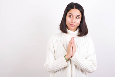 Çekici, neşeli genç bir kadın el ele tutuşup bir fikir üretiyor. Bana bak.