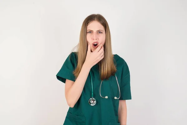 Νέα Όμορφη Νοσοκόμα Πονόδοντο — Φωτογραφία Αρχείου