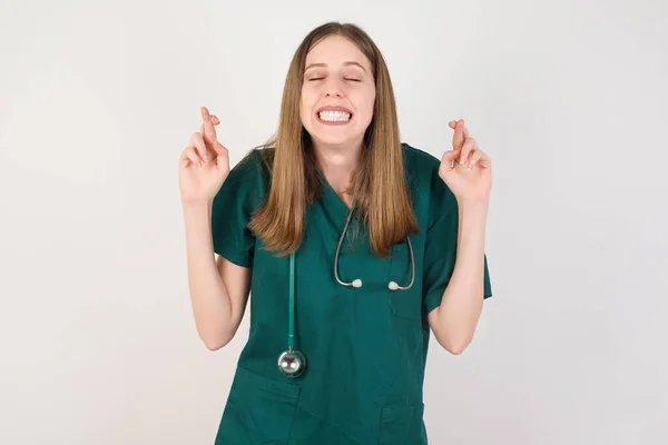 Jovem Bela Enfermeira Segurando Dedos Cruz — Fotografia de Stock