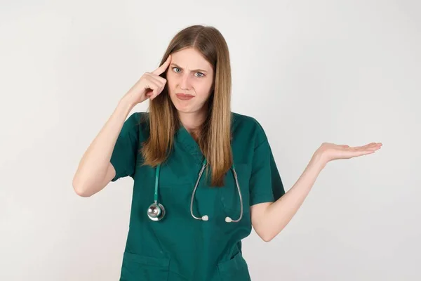 Enojado Joven Médico Sosteniendo Dedo Cerca Templo Mostrando Palma Vacía — Foto de Stock