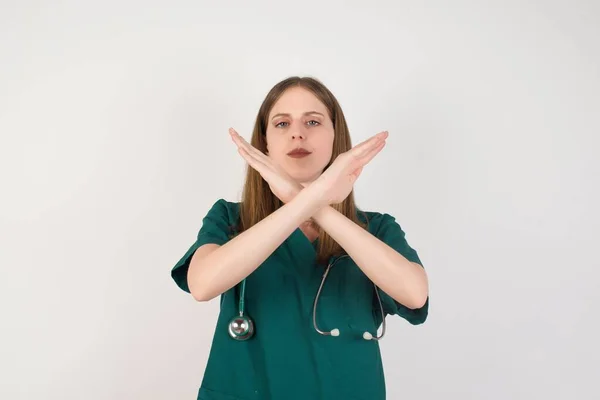 Wściekła Młoda Kobieta Lekarz Wykazując Gest Negacji — Zdjęcie stockowe