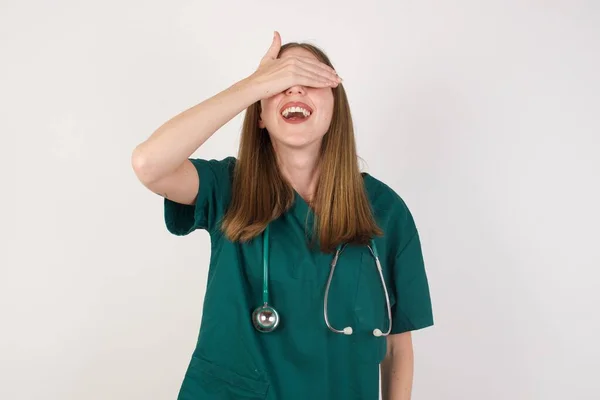 Młoda Biała Kobieta Stetoskopem Zielonymi Oczami Patrząca Przez Palce — Zdjęcie stockowe