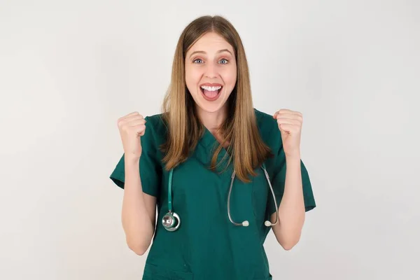 Νεαρή Ελκυστική Γυναίκα Γιατρός Απομονωμένο Υπόβαθρο Ουρλιάζοντας Υπερήφανοι Για Ευτυχισμένη — Φωτογραφία Αρχείου