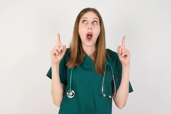 Jonge Kaukasische Vrouw Geïsoleerd Witte Achtergrond Wijzend Omhoog — Stockfoto