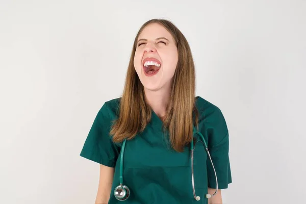 Śmiech Młoda Kobieta Lekarz Studio Strzał — Zdjęcie stockowe
