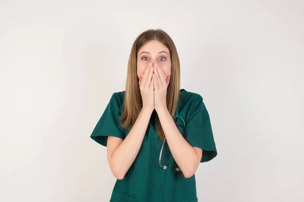 Joven Enfermera Caucásica Con Las Manos Cubriendo Cara Depresión Tristeza — Foto de Stock