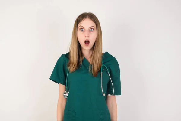 制服を着た若い美看護婦が驚きの表情恐怖興奮した顔で — ストック写真