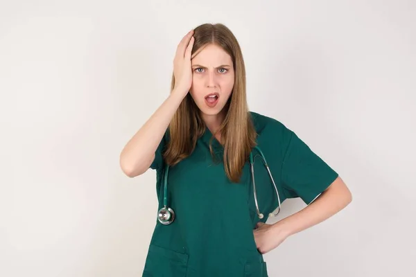 Confusa Joven Doctora Sosteniendo Mano Cabeza — Foto de Stock