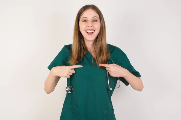 Χαμογελαστή Νεαρή Γυναίκα Γιατρός Που Δείχνει Τον Εαυτό Της — Φωτογραφία Αρχείου
