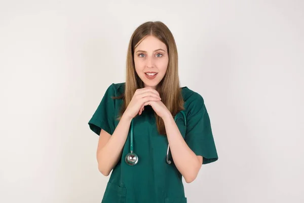 Όμορφη Γυναίκα Γιατρός Πράσινη Στολή Χέρια Στο Πηγούνι Και Κοιτάζοντας — Φωτογραφία Αρχείου