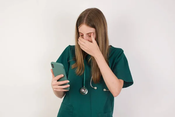 Νεαρή Γυναίκα Γιατρός Κινητό Τηλέφωνο — Φωτογραφία Αρχείου