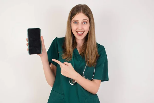Молодая Красивая Женщина Мобильным Телефоном Зеленой Крышкой Белом Фоне — стоковое фото