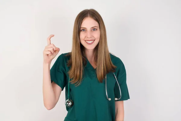 Νεαρή Λευκή Νοσοκόμα Γυναίκα Απομονωμένη Λευκό Φόντο Δείχνοντας Δάχτυλο Στο — Φωτογραφία Αρχείου