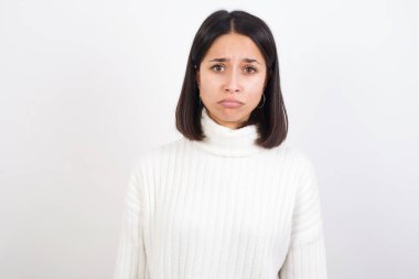 Mutsuz genç bir kadın, mutsuz ve hoşnutsuz olduğu için ağlayacak gibi bakıyor. Hayal kırıklığına uğramış modelin sorunları var.