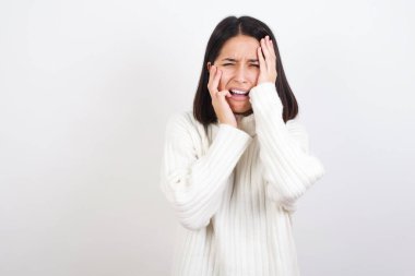 Üzgün, ağlayan, stresli, suratını asan, yalnız ve endişeli genç bir kadın.