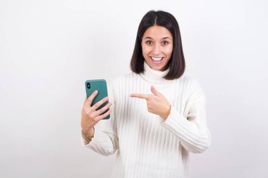 Elele tutuşan genç bir kadın yeni hücre gösteriyor,