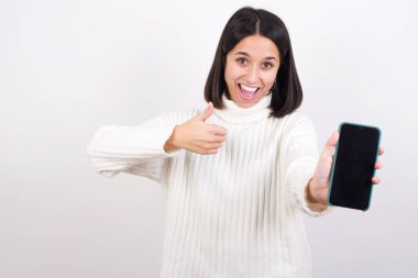 Hücrede el ele tutuşan genç bir kadın siyah ekranı kaldırıyor.