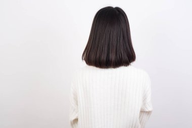 Genç bir kadının arka görünüşü. Stüdyo Çekimi.