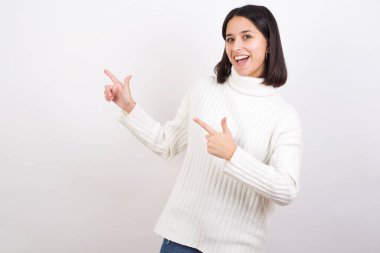 Genç esmer kadın, satış indirimi öneriyor.